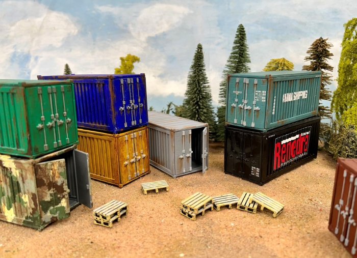 Shipping Containers & Pallets (20FT)