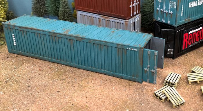 Shipping Container & 8 Pallets (40FT)