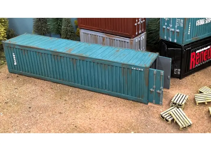Shipping Container & 8 Pallets (40FT)